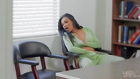 Sexy tranny fucks like ale dildo