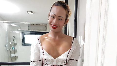 Cute blonde with huge ass gets fucked in a mouth